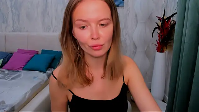 LaurennHill online show from September 15, 2025, 12:22 am