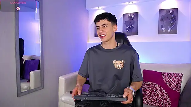 Snapshot of AdrianRinaldi chatting on September 19, 2025, 7:51 pm AdrianRinaldi online show from September 19, 2025, 7:51 pm