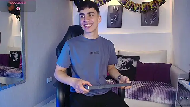 AdrianRinaldi online show from October 11, 2025, 8:21 pm