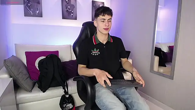 Snapshot of AdrianRinaldi chatting on September 13, 2025, 8:09 pm AdrianRinaldi online show from September 13, 2025, 8:09 pm