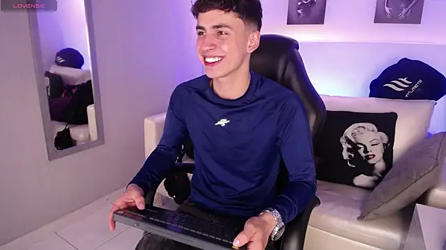 Snapshot of AdrianRinaldi chatting on September 12, 2025, 7:57 pm AdrianRinaldi online show from September 12, 2025, 7:57 pm