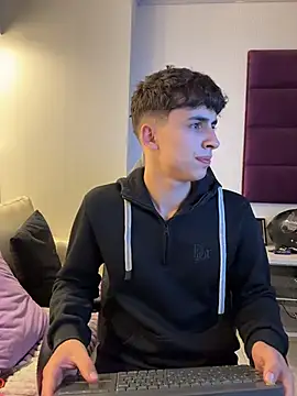 AdrianRinaldi online show from November 26, 2025, 8:09 pm