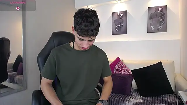 Snapshot of AdrianRinaldi chatting on September 24, 2025, 8:37 pm AdrianRinaldi online show from September 24, 2025, 8:37 pm