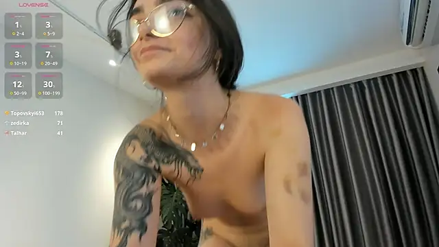 Morena Dolce online show from April 6, 2026, 4:46 am