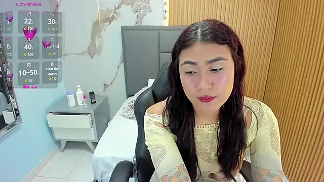 TIFFANY BELLO online show from November 24, 2025, 10:32 pm