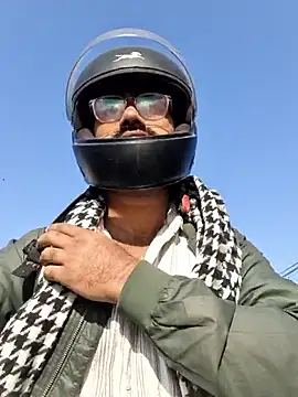 Snapshot of YoursThickDick chatting on January 17, 2026, 4:05 am YoursThickDick online show from January 17, 2026, 4:05 am