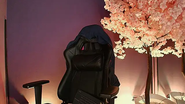 SweetEuphoria  online show from November 18, 2025, 8:01 pm