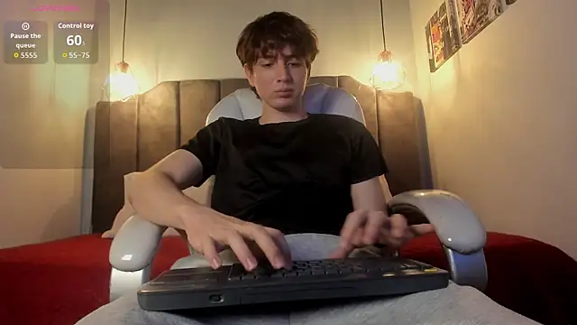 Snapshot of Oscar_and_dani chatting on October 11, 2025, 4:02 am Oscar and dani online show from October 11, 2025, 4:02 am