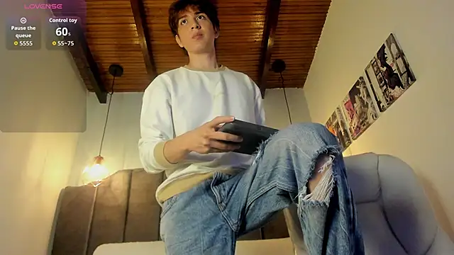 Snapshot of Oscar_and_dani chatting on October 9, 2025, 4:02 am Oscar and dani online show from October 9, 2025, 4:02 am