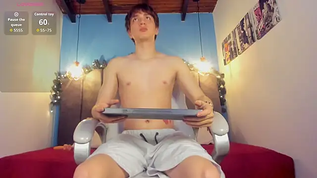 Snapshot of Oscar_and_dani chatting on November 21, 2025, 4:00 am Oscar and dani online show from November 21, 2025, 4:00 am