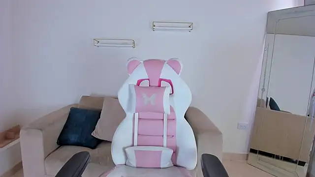 april smiith online show from October 11, 2025, 12:17 pm