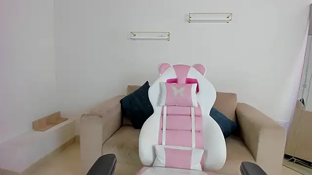 april smiith online show from November 20, 2025, 12:17 pm