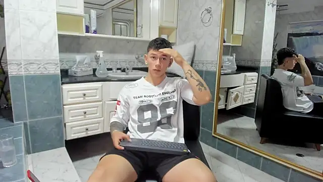 Snapshot of Thomas_moon chatting on September 23, 2025, 11:39 am Thomas moon online show from September 23, 2025, 11:39 am