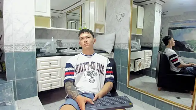 Snapshot of Thomas_moon chatting on September 24, 2025, 12:22 pm Thomas moon online show from September 24, 2025, 12:22 pm