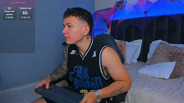 Snapshot of Thomas_moon chatting on October 21, 2025, 1:54 pm Thomas moon online show from October 21, 2025, 1:54 pm