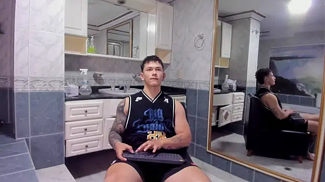 Snapshot of Thomas_moon chatting on September 18, 2025, 12:30 pm Thomas moon online show from September 18, 2025, 12:30 pm