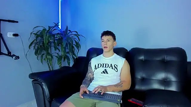 Snapshot of Thomas_moon chatting on September 29, 2025, 12:55 pm Thomas moon online show from September 29, 2025, 12:55 pm