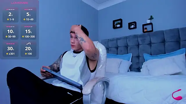 Snapshot of Thomas_moon chatting on November 21, 2025, 2:05 pm Thomas moon online show from November 21, 2025, 2:05 pm