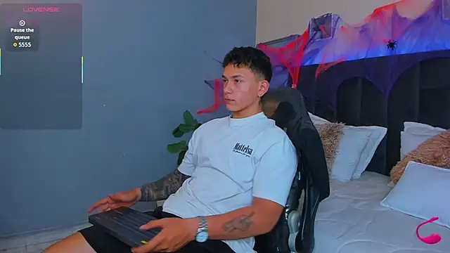 Snapshot of Thomas_moon chatting on October 25, 2025, 12:17 pm Thomas moon online show from October 25, 2025, 12:17 pm