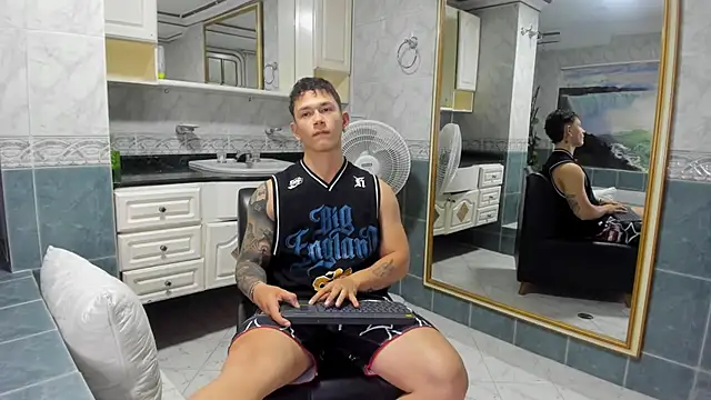 Snapshot of Thomas_moon chatting on September 12, 2025, 12:05 pm Thomas moon online show from September 12, 2025, 12:05 pm