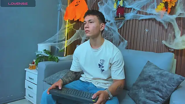 Snapshot of Thomas_moon chatting on October 29, 2025, 11:20 am Thomas moon online show from October 29, 2025, 11:20 am