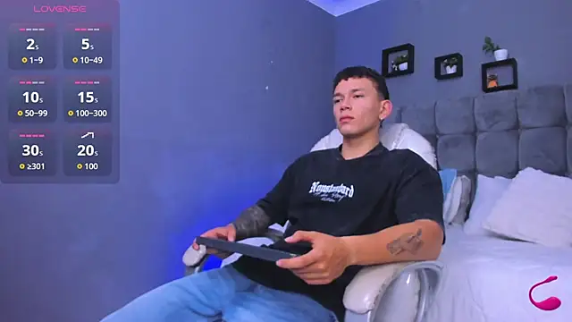 Snapshot of Thomas_moon chatting on November 9, 2025, 11:58 am Thomas moon online show from November 9, 2025, 11:58 am