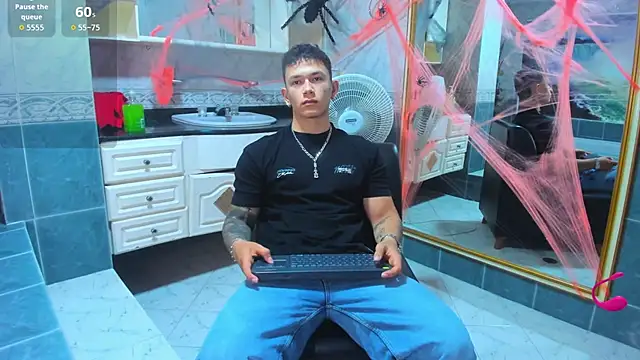 Snapshot of Thomas_moon chatting on October 17, 2025, 11:01 am Thomas moon online show from October 17, 2025, 11:01 am