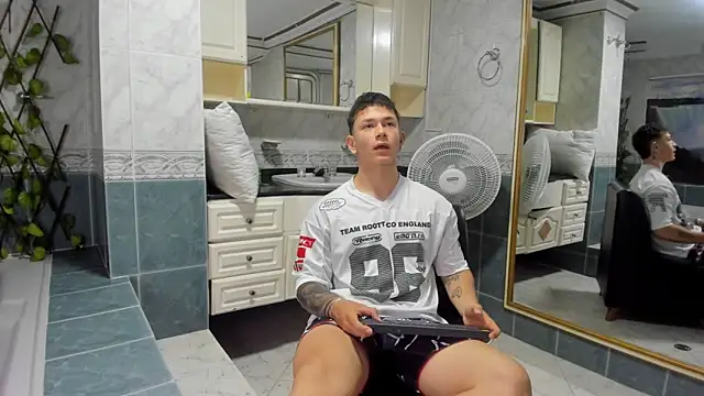 Snapshot of Thomas_moon chatting on September 11, 2025, 12:16 pm Thomas moon online show from September 11, 2025, 12:16 pm