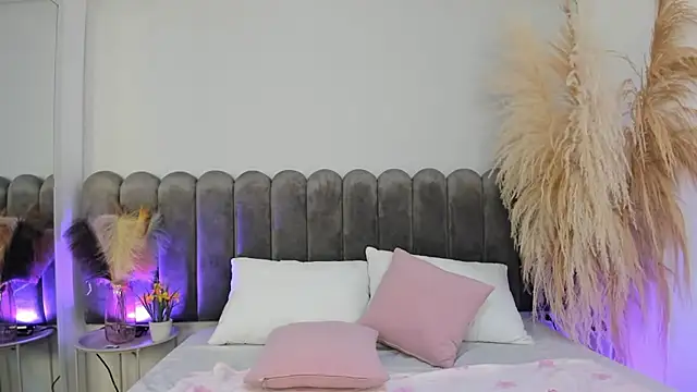 Viollet xoxo online show from September 12, 2025, 8:08 pm