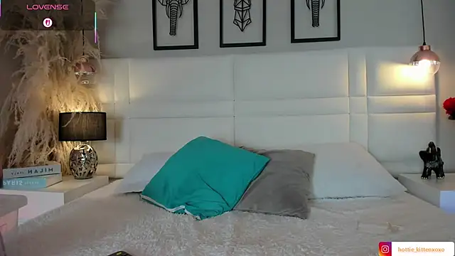 Viollet xoxo online show from November 28, 2025, 8:20 pm