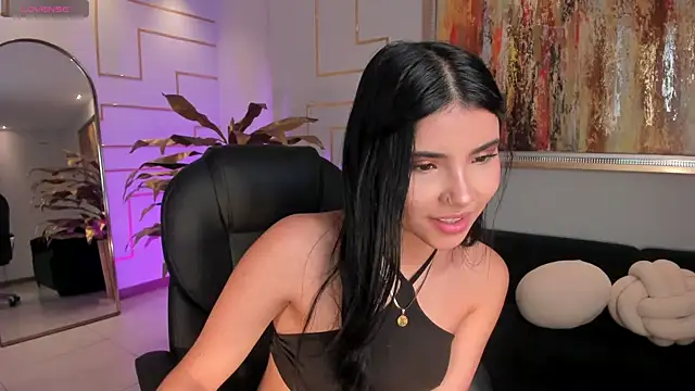 MiaLaurence online show from November 5, 2025, 7:39 pm