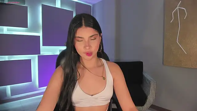 MiaLaurence online show from November 14, 2025, 7:28 pm