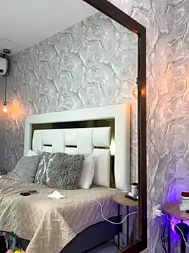 MiaFarkash online show from September 25, 2025, 8:04 pm