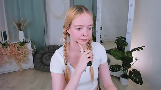 BellaMontgomery online show from November 4, 2025, 10:35 pm