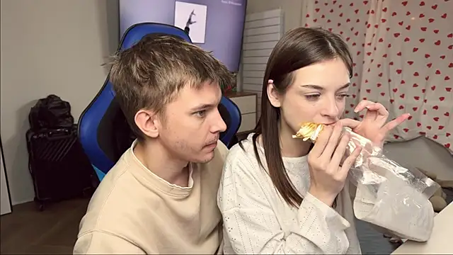 AsyaSky online show from November 17, 2025, 4:22 pm