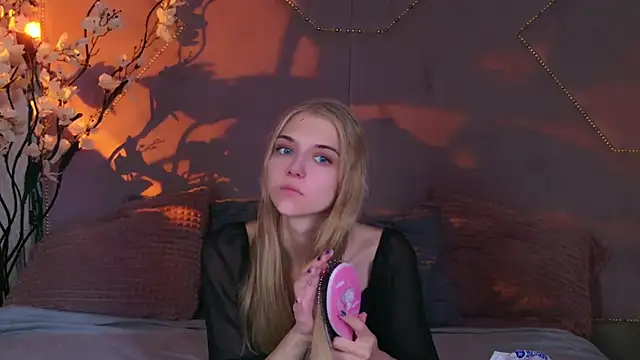 4example Chloe online show from October 6, 2025, 10:38 am