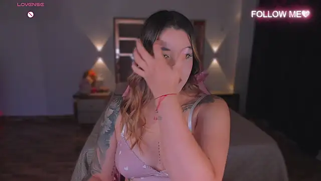 lunaarose online show from November 25, 2025, 12:22 am