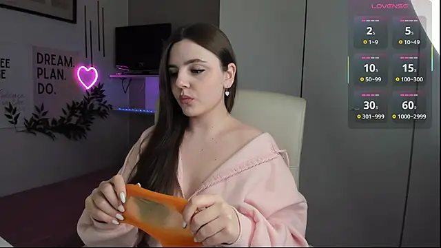 LiaWoow online show from September 30, 2025, 2:45 pm