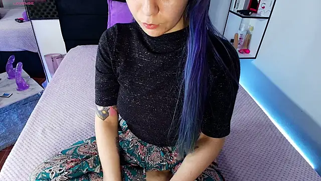 karlamoon23 online show from April 19, 2026, 12:00 am