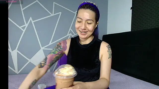 karlamoon23 online show from March 12, 2026, 10:03 pm