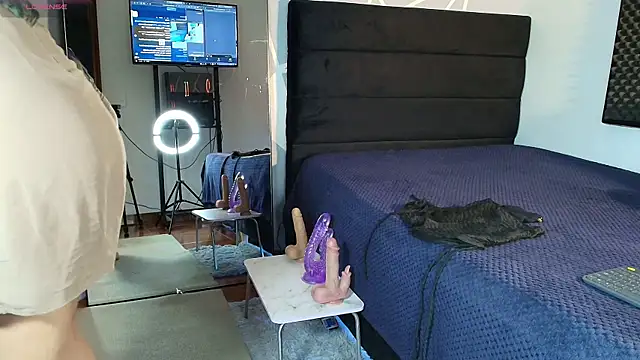 karlamoon23 online show from April 2, 2026, 8:26 pm