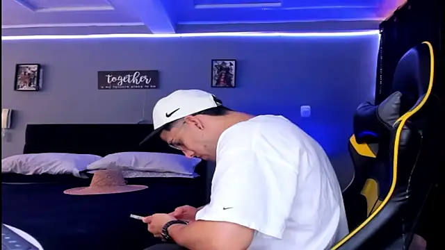 alexgiraldo   online show from October 9, 2025, 1:22 pm