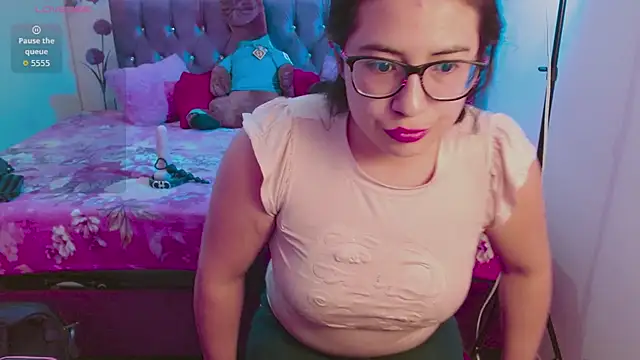 Estrella  sex online show from October 5, 2025, 8:10 pm