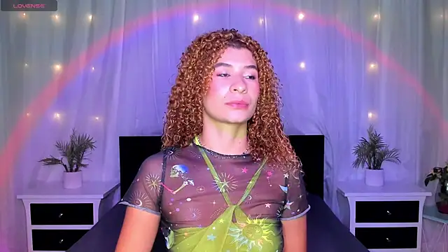 Snapshot of Evolet_Bee chatting on February 22, 2026, 12:18 pm Evolet Bee online show from February 22, 2026, 12:18 pm