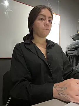 Alyha Cortes online show from September 15, 2025, 1:33 pm