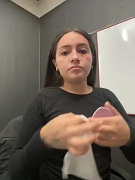 Alyha Cortes online show from February 13, 2026, 2:17 pm