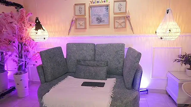 Snapshot of LoonaNyx chatting on October 7, 2025, 11:33 am LoonaNyx online show from October 7, 2025, 11:33 am