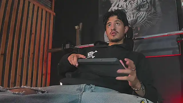 DimitriDeluxe online show from November 18, 2025, 8:23 pm