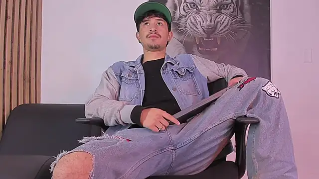 DimitriDeluxe online show from October 4, 2025, 7:37 pm