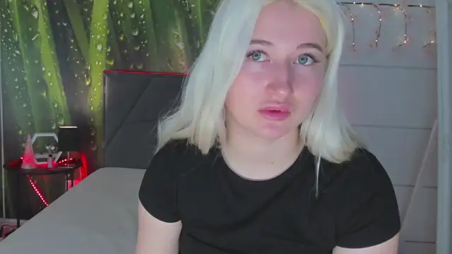 HollyTailors online show from April 15, 2026, 5:35 am